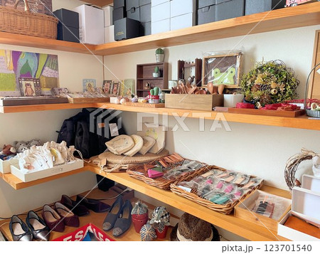 お洒落なカフェのハンドメイド雑貨や小物を販売コーナー お洒落なカフェのハンドメイド雑貨や小物を販売コーナー 123701540