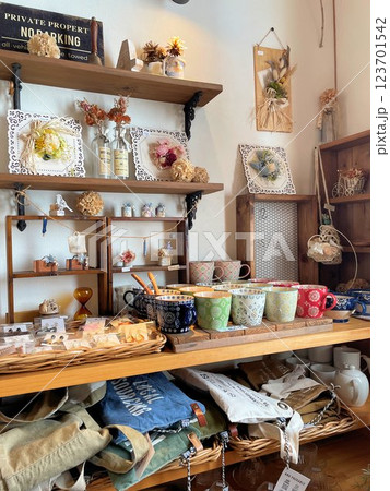 お洒落なカフェのハンドメイド雑貨や小物を販売コーナー 123701542