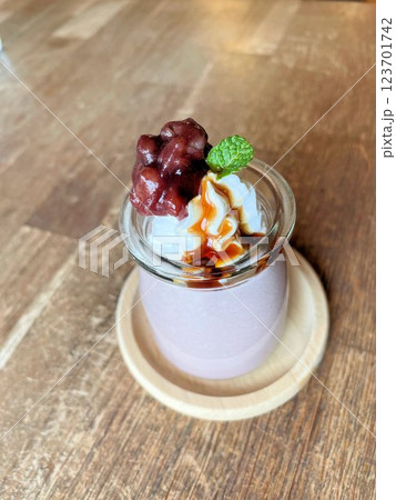お洒落カフェのカジュアルなコース料理あんことみたらしを使用したクリームプリン 123701742