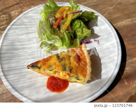 お洒落カフェのカジュアルなコース料理シーフードが入ったキッシュとサラダ お洒落カフェのカジュアルなコース料理シーフードが入ったキッシュとサラダ 123701746