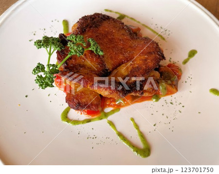 お洒落カフェのカジュアルなコース料理スパイシーな味付けのバジルチキン 123701750