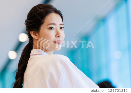 医療チーム 女医 撮影協力:LINK FOREST 医療チーム 女医 撮影協力:LINK FOREST 123701812