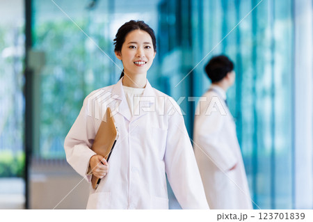 医療チーム 女性医師　撮影協力：LINK FOREST 123701839