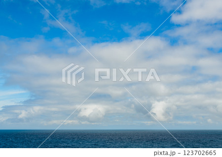 【夏~秋の大海原からの大空 空背景や空合成素材】 【夏~秋の大海原からの大空 空背景や空合成素材】 123702665