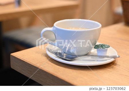 カフェでコーヒー 123703062