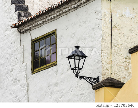 The skylight of the street lamp is attached to the wall of the building 123703640