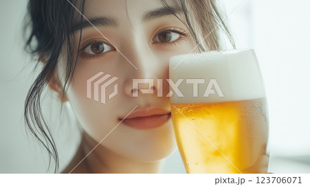 ビールを楽しむ陽気な若い女性 – リラックスした爽やかなひととき 123706071