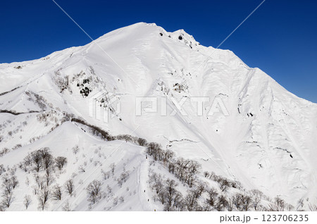 雪の天神尾根から見る谷川岳の絶景 123706235