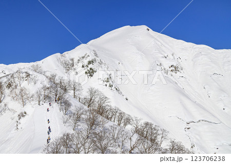 雪の天神尾根から見る谷川岳の絶景 123706238