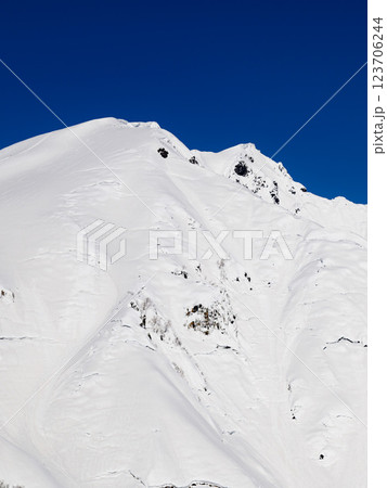 雪の天神尾根から見る谷川岳の絶景 雪の天神尾根から見る谷川岳の絶景 123706244