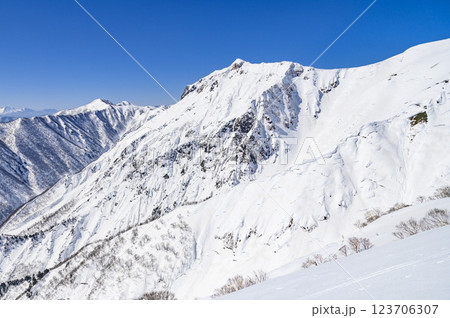 谷川岳・冬の天神尾根から見る山並みの絶景(雪山登山) 谷川岳・冬の天神尾根から見る山並みの絶景(雪山登山) 123706307