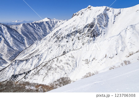 谷川岳・冬の天神尾根から見る山並みの絶景(雪山登山) 谷川岳・冬の天神尾根から見る山並みの絶景(雪山登山) 123706308