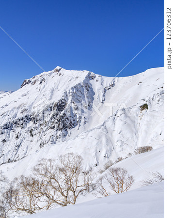 谷川岳・冬の天神尾根から見る山並みの絶景(雪山登山) 谷川岳・冬の天神尾根から見る山並みの絶景(雪山登山) 123706312