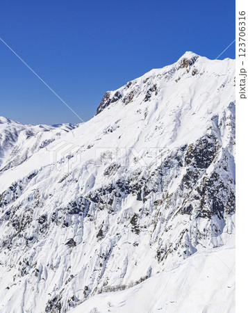 谷川岳・冬の天神尾根から見る山並みの絶景(雪山登山) 谷川岳・冬の天神尾根から見る山並みの絶景(雪山登山) 123706316