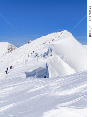 谷川岳山頂オキの耳と巨大な雪庇（雪山） 123706331