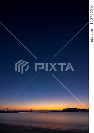 湘南の隠れた絶景スポット小浜海岸の夕景　神奈川県葉山町 123706510