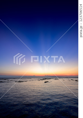 穏やかな波と夕焼けに染まる美しい空と海　夕焼け 123706514