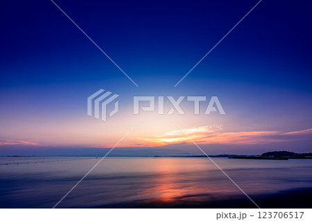長時間露光で捉えた幻想的な湘南の海岸　美しい夕景 123706517