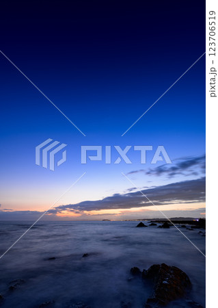 長時間露光で捉えた幻想的な海と美しい夕焼け 123706519