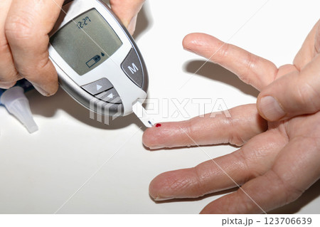 Diabetic man measuring blood sugar level. Blood test for diabetes. 123706639