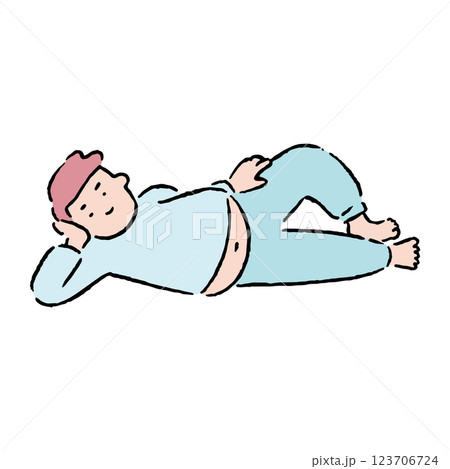 お腹を出して横に寝そべる男性 123706724