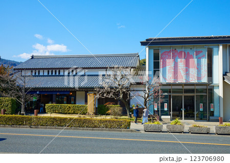 風祭駅前の鈴廣蒲鉾本店　鈴廣かまぼこの里 123706980