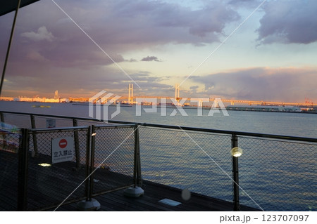 日本、横浜ベイブリッジのある風景 日本、横浜ベイブリッジのある風景 123707097