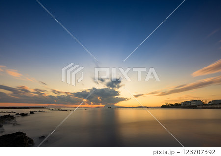 湘南の隠れた絶景 真名瀬海岸の夕暮れ　スローシャッター 123707392