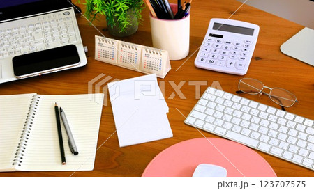 デスクワーク　ビジネスアイテム　オフィスワーク　バナー素材　16:9 123707575