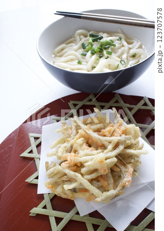 ごぼうとにんじんのかき揚げうどん ごぼうとにんじんのかき揚げうどん 123707578
