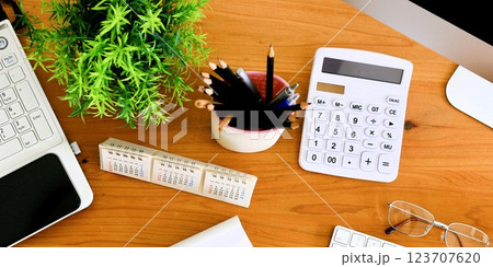 デスクワーク　ビジネスアイテム　オフィスワーク　バナー素材　2:1 123707620