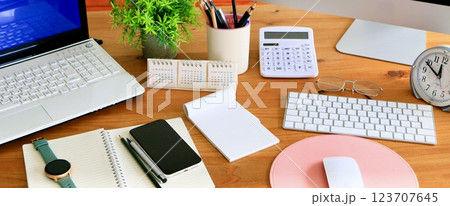 デスクワーク ビジネスアイテム オフィスワーク バナー素材 横長 デスクワーク ビジネスアイテム オフィスワーク バナー素材 横長 123707645
