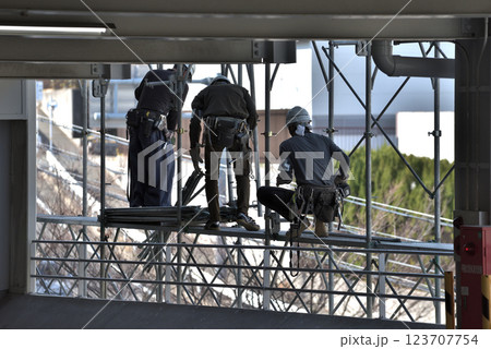 工事現場 とび職人 足場解体の作業風景 工事現場 とび職人 足場解体の作業風景 123707754