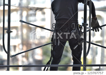 工事現場 とび職人 足場解体の作業風景 工事現場 とび職人 足場解体の作業風景 123707757