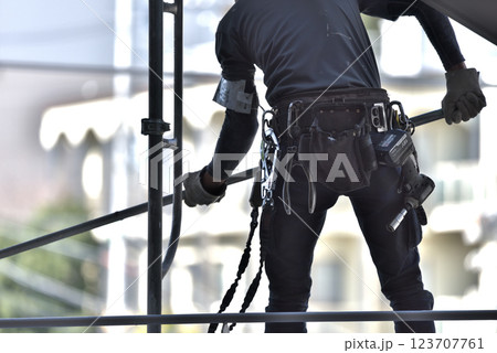 工事現場　とび職人　足場解体の作業風景 123707761