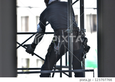 工事現場 とび職人 足場解体の作業風景 工事現場 とび職人 足場解体の作業風景 123707766