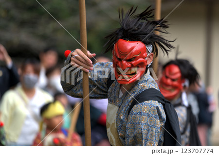 志呂神社の秋祭り　鬼の装束まとい六尺棒を持った女性の棒使い 123707774