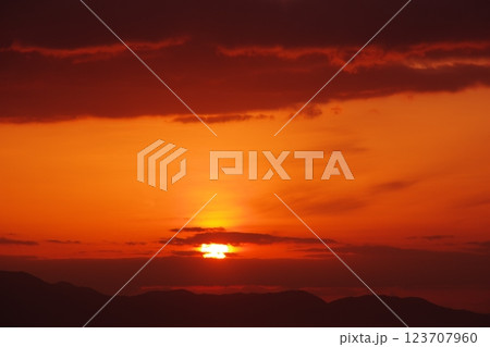 真っ赤な夕焼け 123707960