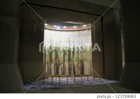 地下神殿　首都圏外郭放水路の第一立坑 123708061