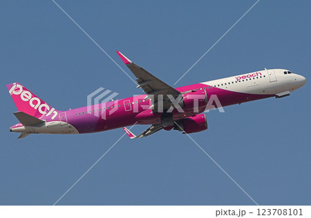 ピーチA321LR離陸上昇 123708101