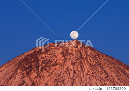 富士山_剣ヶ峰にかかる紅富士パール満月 富士山_剣ヶ峰にかかる紅富士パール満月 123708200
