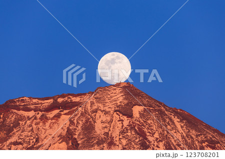 富士山_剣ヶ峰にかかる紅富士パール満月 富士山_剣ヶ峰にかかる紅富士パール満月 123708201