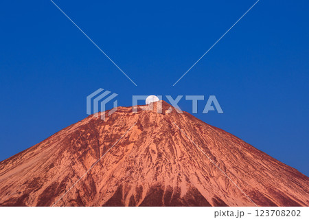 富士山_剣ヶ峰にかかる紅富士パール満月 123708202