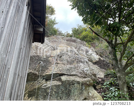 加古川の舛田山の巨石に登る 加古川の舛田山の巨石に登る 123708213