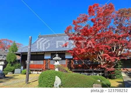 【京都府】紅葉の源光庵の本堂 123708252