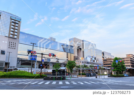 京都_早朝の京都駅中央口(北側)の風景 京都_早朝の京都駅中央口(北側)の風景 123708273