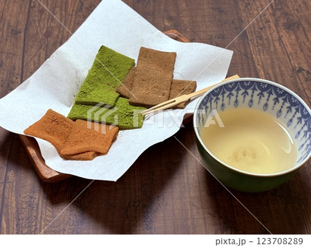 京のあんこ無し生八つ橋ほうじ茶、抹茶、きな粉味を並べて 123708289