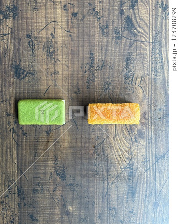 緑が鮮やかなホワイトチョコレートを挟んだ焼き菓子とふんわりとしたバターカステラ 緑が鮮やかなホワイトチョコレートを挟んだ焼き菓子とふんわりとしたバターカステラ 123708299