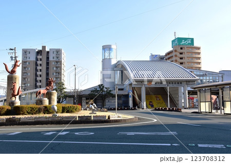 愛知県　豊川駅・東西自由通路と周辺の街並み 123708312