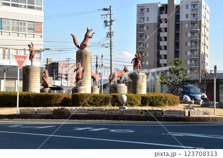 愛知県　豊川駅前の周辺街並み 123708313